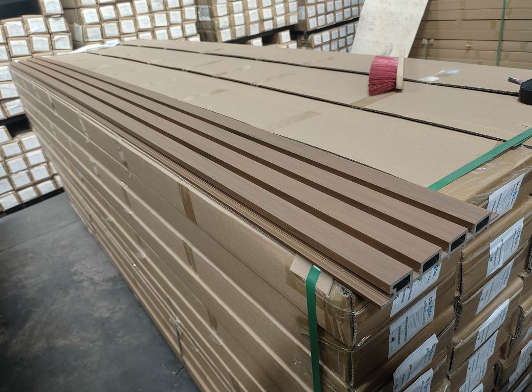 Rivestimento murale per esterni in WPC AIRSHIELD Teak misure 3000 x 219 x 26 mm Confezione: 1 scatola = 3 pezzi = 1,8 m²