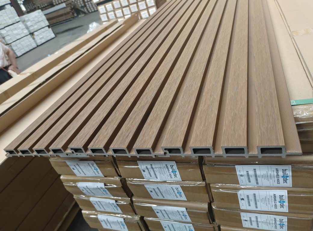 Rivestimento murale per esterni in WPC AIRSHIELD Teak misure 3000 x 219 x 26 mm Confezione: 1 scatola = 3 pezzi = 1,8 m²