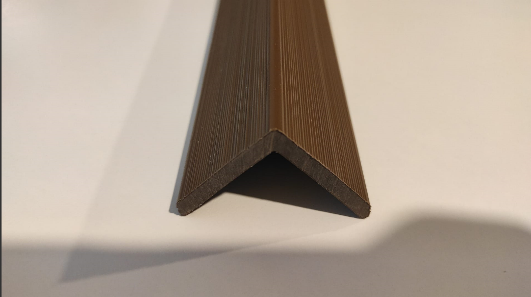 Profili angolari a L Sundeck WPC color Teak, lunghezza 2200 x 50 x 50 mm, da esterni (su pallet a perdere)