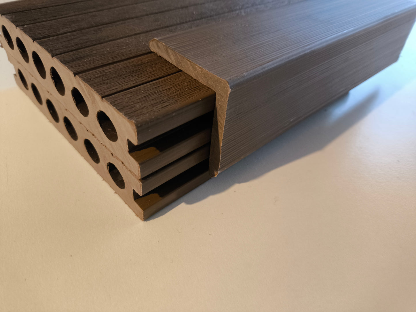 Profili angolari a L Sundeck WPC color Teak, lunghezza 2200 x 50 x 50 mm, da esterni (su pallet a perdere)