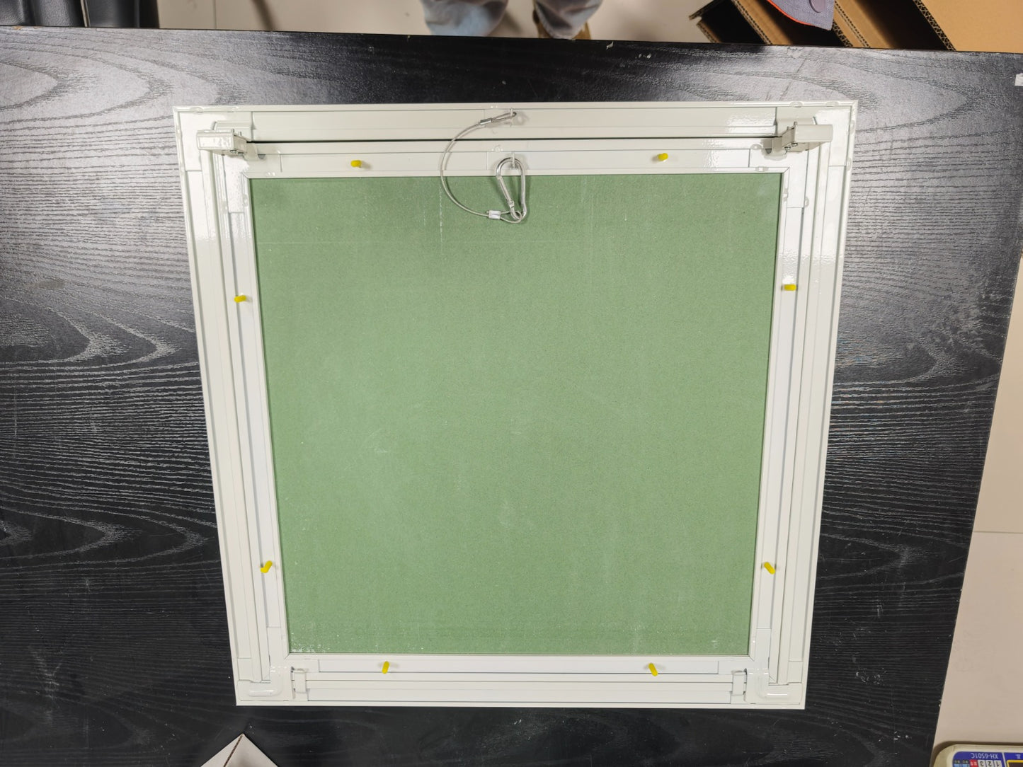 EA4040ALUWH  Formato 400x400 mm botola d’ispezione con telaio in alluminio e guarnizione, con sportello in cartongesso