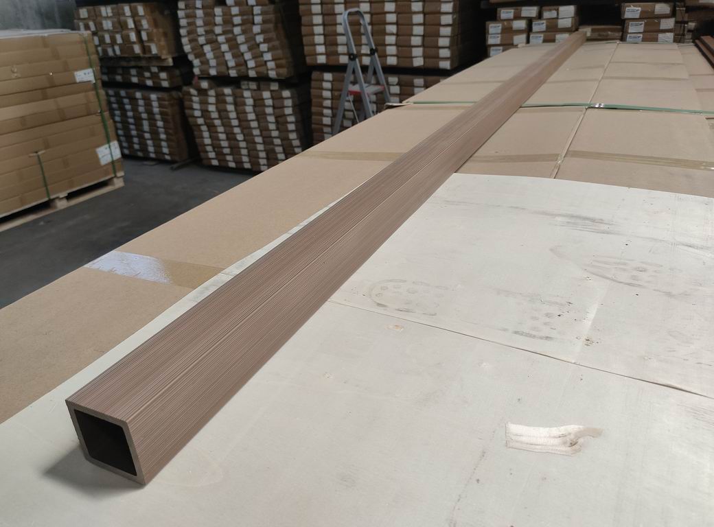 Colonna frangisole in WPC AIRSHADE Teak, misure 2900 x 50 x 50 mm, scatola da 4 pezzi