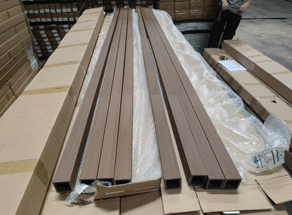 Colonna frangisole in WPC AIRSHADE Teak, misure 2900 x 50 x 50 mm, scatola da 4 pezzi