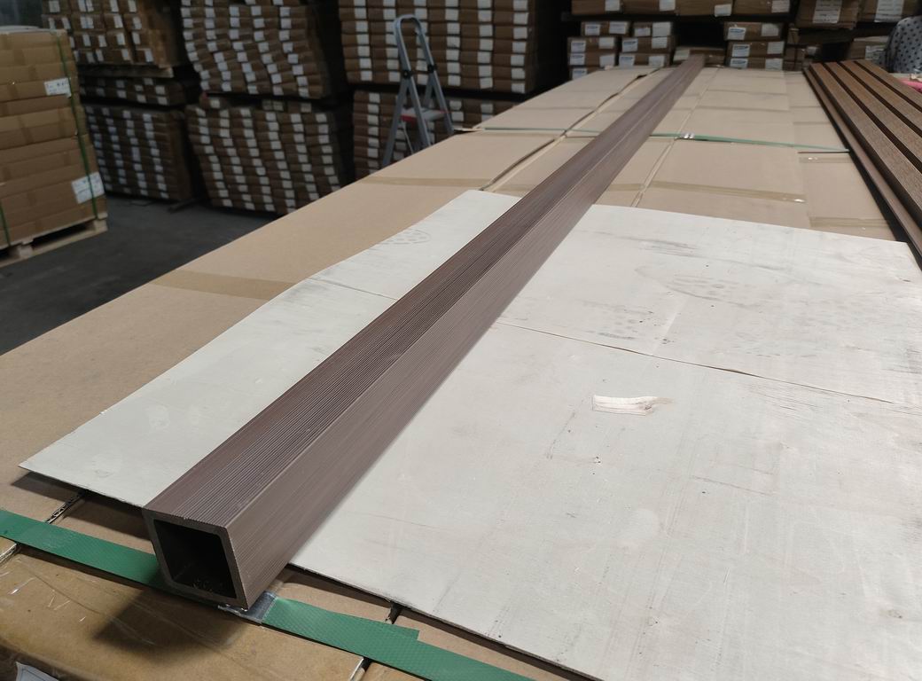 Colonna frangisole in WPC AIRSHADE Noce, misure 2900 x 50 x 50 mm, scatola da 4 pezzi (Copia)