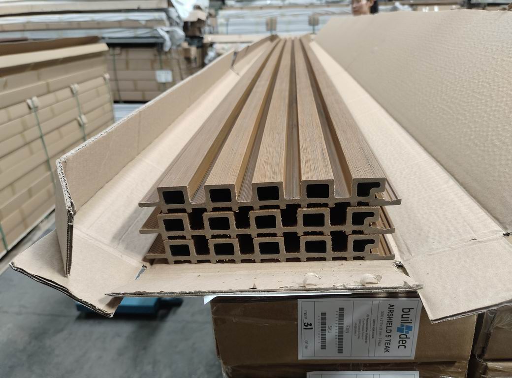 Rivestimento murale per esterni in WPC AIRSHIELD 5 Teak misure 3000 x 219 x 26 mm Confezione: 1 scatola = 3 pezzi = 1,8 m²