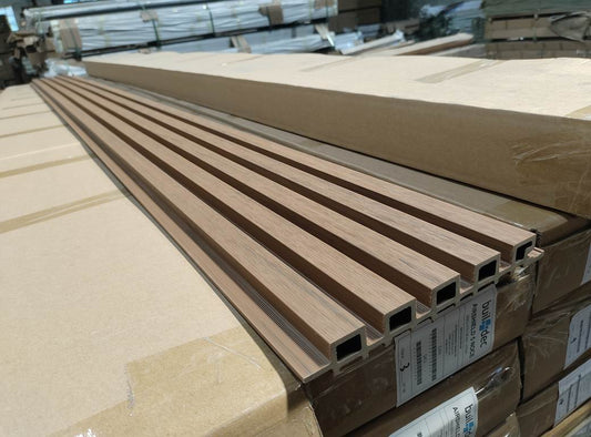 Rivestimento murale per esterni in WPC AIRSHIELD 5 Teak misure 3000 x 219 x 26 mm Confezione: 1 scatola = 3 pezzi = 1,8 m²