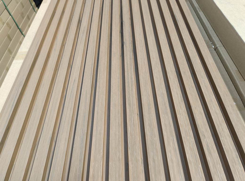 Rivestimento murale per esterni in WPC AIRSHIELD 5 Teak misure 3000 x 219 x 26 mm Confezione: 1 scatola = 3 pezzi = 1,8 m²