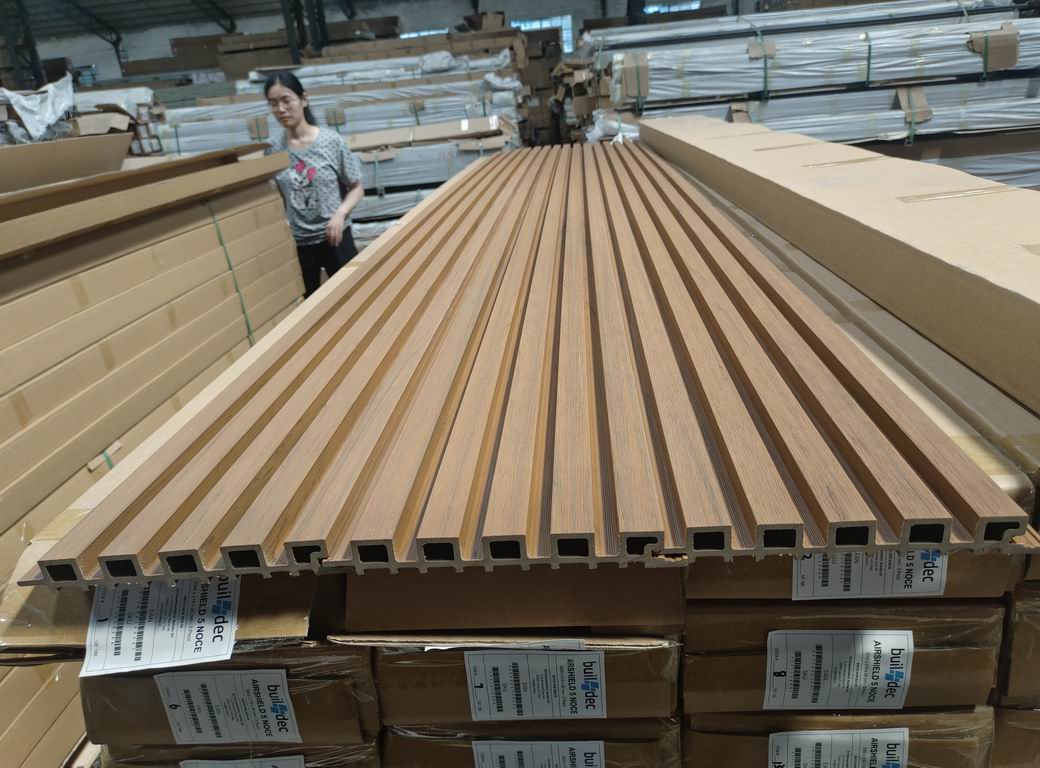 Rivestimento murale per esterni in WPC AIRSHIELD 5 Teak misure 3000 x 219 x 26 mm Confezione: 1 scatola = 3 pezzi = 1,8 m²