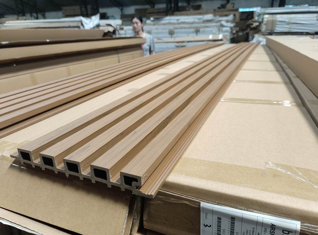 Rivestimento murale per esterni in WPC AIRSHIELD 5 Teak misure 3000 x 219 x 26 mm Confezione: 1 scatola = 3 pezzi = 1,8 m²