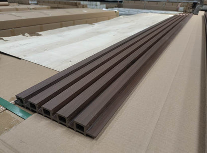 Rivestimento murale per esterni in WPC AIRSHIELD 5 Noce misure 3000 x 219 x 26 mm Confezione: 1 scatola = 3 pezzi = 1,8 m²