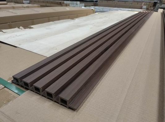 Rivestimento murale per esterni in WPC AIRSHIELD 5 Noce misure 3000 x 219 x 26 mm Confezione: 1 scatola = 3 pezzi = 1,8 m²