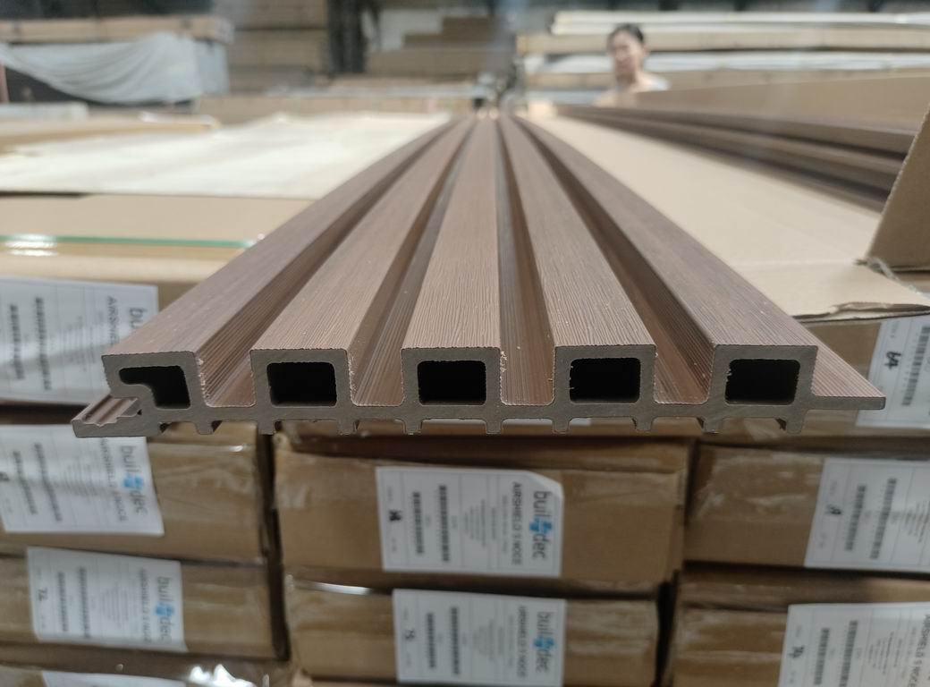 Rivestimento murale per esterni in WPC AIRSHIELD 5 Noce misure 3000 x 219 x 26 mm Confezione: 1 scatola = 3 pezzi = 1,8 m²
