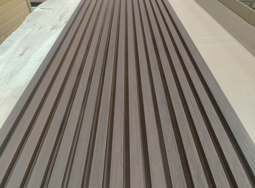 Rivestimento murale per esterni in WPC AIRSHIELD 5 Noce misure 3000 x 219 x 26 mm Confezione: 1 scatola = 3 pezzi = 1,8 m²