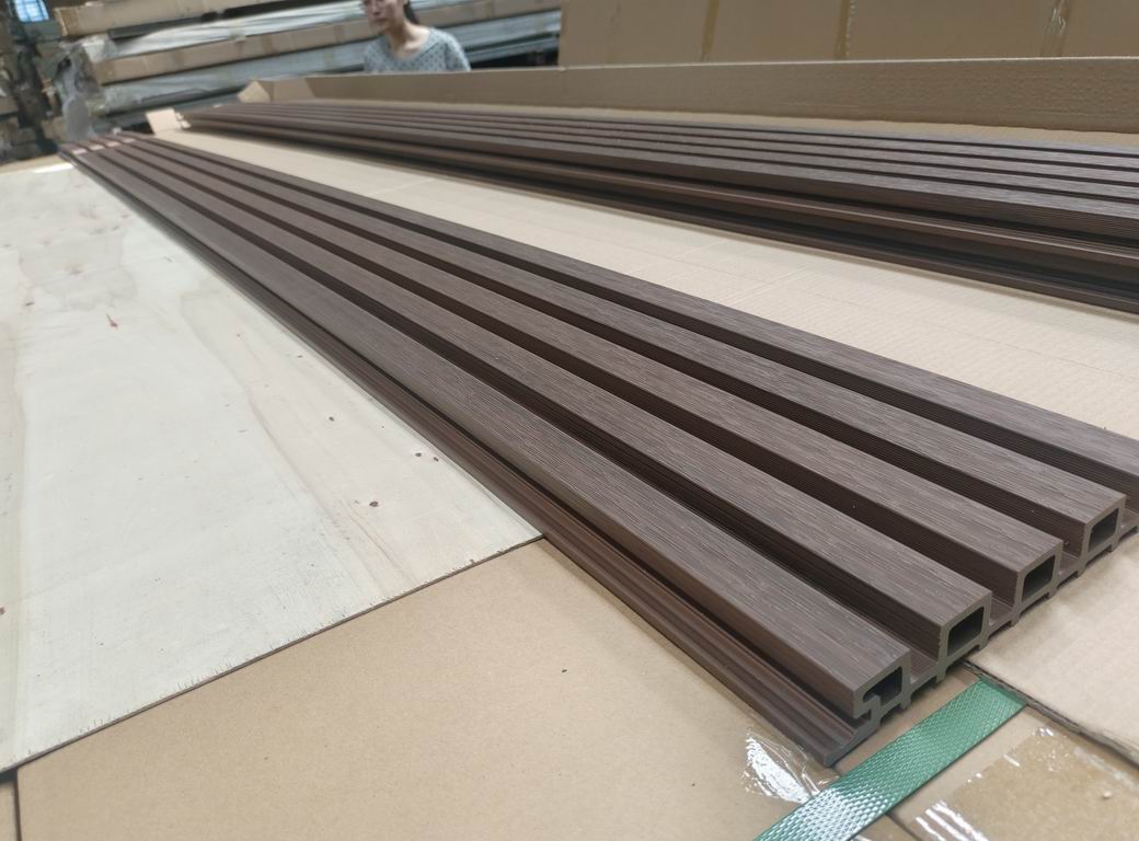 Rivestimento murale per esterni in WPC AIRSHIELD 5 Noce misure 3000 x 219 x 26 mm Confezione: 1 scatola = 3 pezzi = 1,8 m²