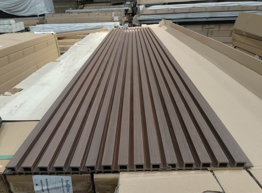 Rivestimento murale per esterni in WPC AIRSHIELD 5 Noce misure 3000 x 219 x 26 mm Confezione: 1 scatola = 3 pezzi = 1,8 m²