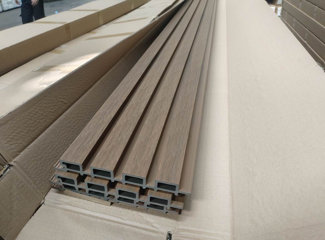 Rivestimento murale per esterni in WPC AIRSHIELD Teak misure 3000 x 219 x 26 mm Confezione: 1 scatola = 3 pezzi = 1,8 m²