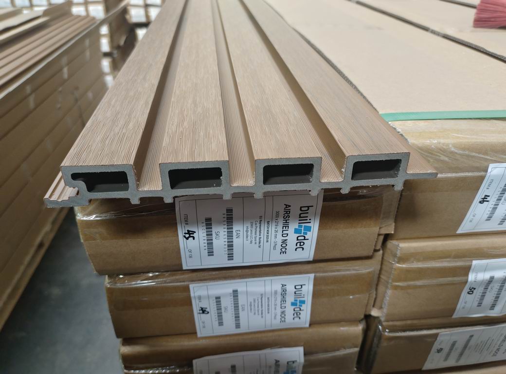 Rivestimento murale per esterni in WPC AIRSHIELD Teak misure 3000 x 219 x 26 mm Confezione: 1 scatola = 3 pezzi = 1,8 m²