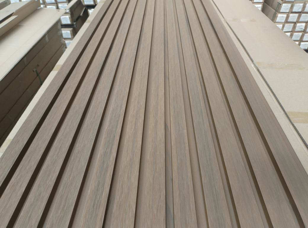 Rivestimento murale per esterni in WPC AIRSHIELD Teak misure 3000 x 219 x 26 mm Confezione: 1 scatola = 3 pezzi = 1,8 m²