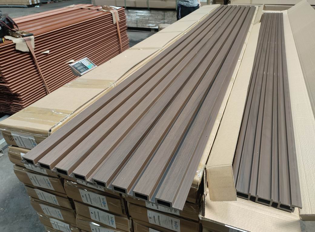 Rivestimento murale per esterni in WPC AIRSHIELD Noce misure 3000 x 219 x 26 mm Confezione: 1 scatola = 3 pezzi = 1,8 m²