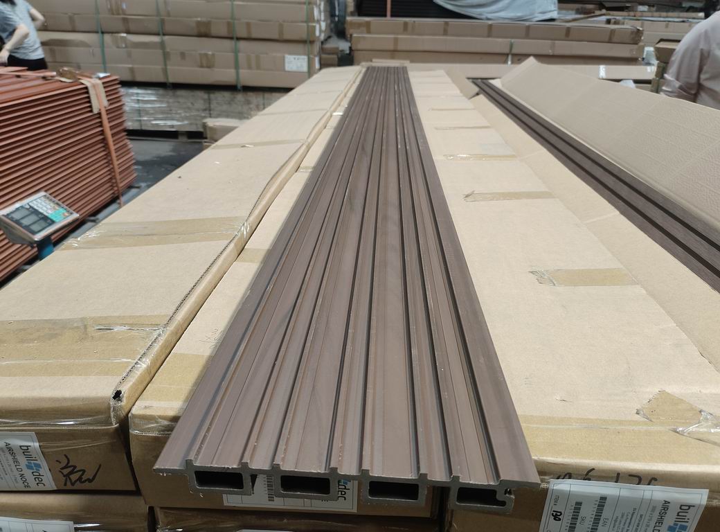 Rivestimento murale per esterni in WPC AIRSHIELD Noce misure 3000 x 219 x 26 mm Confezione: 1 scatola = 3 pezzi = 1,8 m²