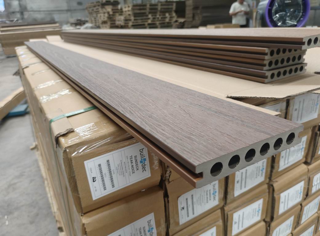 Listoni Decking Sundeck WPC bicolore Rovere-Grigio chiaro, lunghezza 2200 x 138 mm, 5 pezzi, 1.54 m², da esterni (su pallet a perdere)