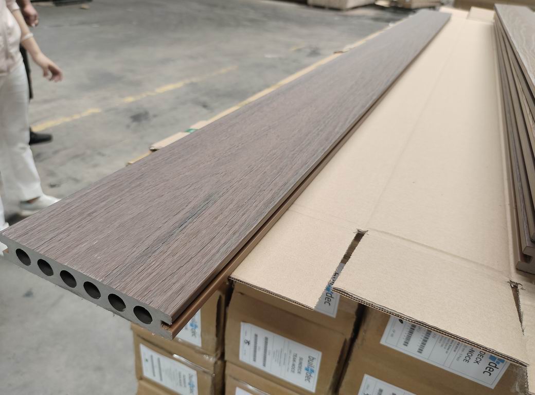 Listoni Decking Sundeck WPC bicolore Rovere-Grigio chiaro, lunghezza 2200 x 138 mm, 5 pezzi, 1.54 m², da esterni (su pallet a perdere)