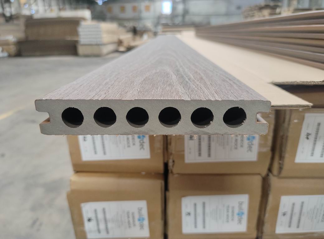 Listoni Decking Sundeck WPC bicolore Rovere-Grigio chiaro, lunghezza 2200 x 138 mm, 5 pezzi, 1.54 m², da esterni (su pallet a perdere)