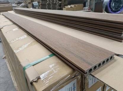 Listoni Decking Sundeck WPC bicolore Rovere-Grigio chiaro, lunghezza 2200 x 138 mm, 5 pezzi, 1.54 m², da esterni (su pallet a perdere)