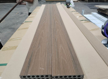 Listoni Decking Sundeck WPC bicolore Rovere-Grigio chiaro, lunghezza 2200 x 138 mm, 5 pezzi, 1.54 m², da esterni (su pallet a perdere)