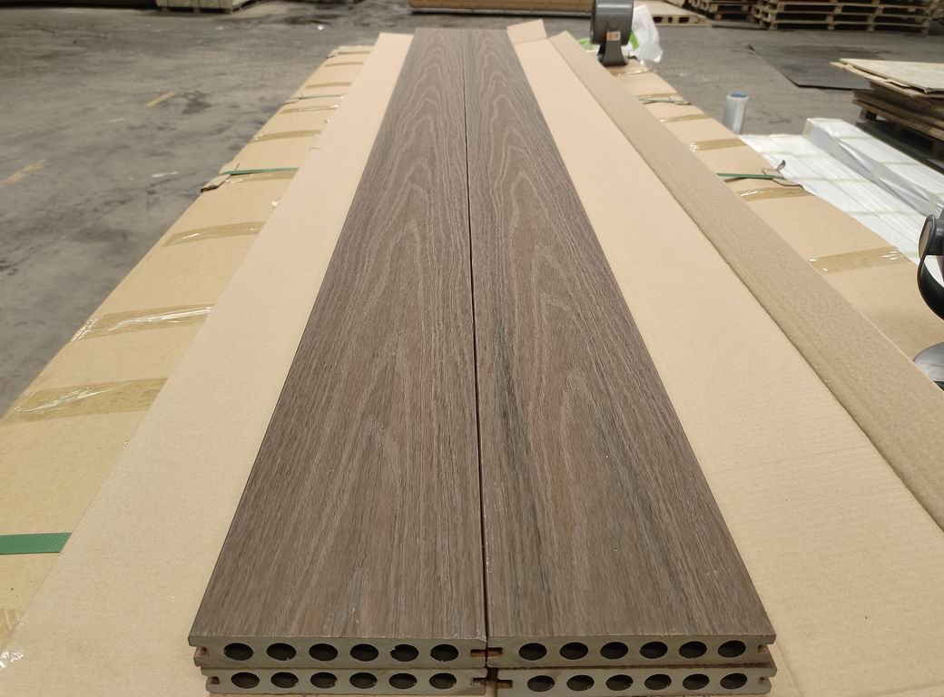 Listoni Decking Sundeck WPC bicolore Rovere-Grigio chiaro, lunghezza 2200 x 138 mm, 5 pezzi, 1.54 m², da esterni (su pallet a perdere)