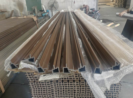 Angolo esterno M/F per rivestimento murale composito in WPC AIRSHIELD Noce, misure 3000 x 50 x 50 mm, scatola da 2 pezzi