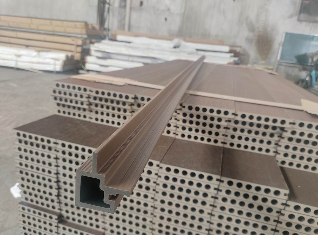 Angolo esterno M/F per rivestimento murale composito in WPC AIRSHIELD Noce, misure 3000 x 50 x 50 mm, scatola da 2 pezzi