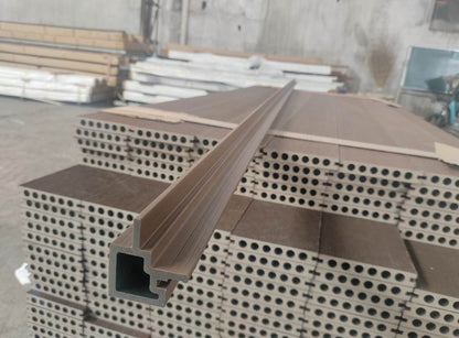Angolo esterno M/F per rivestimento murale composito in WPC AIRSHIELD Noce, misure 3000 x 50 x 50 mm, scatola da 2 pezzi