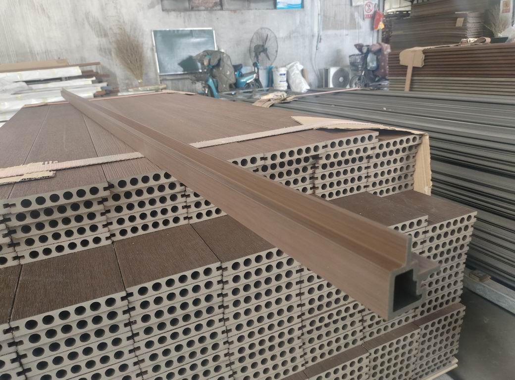 Angolo esterno M/F per rivestimento murale composito in WPC AIRSHIELD Noce, misure 3000 x 50 x 50 mm, scatola da 2 pezzi