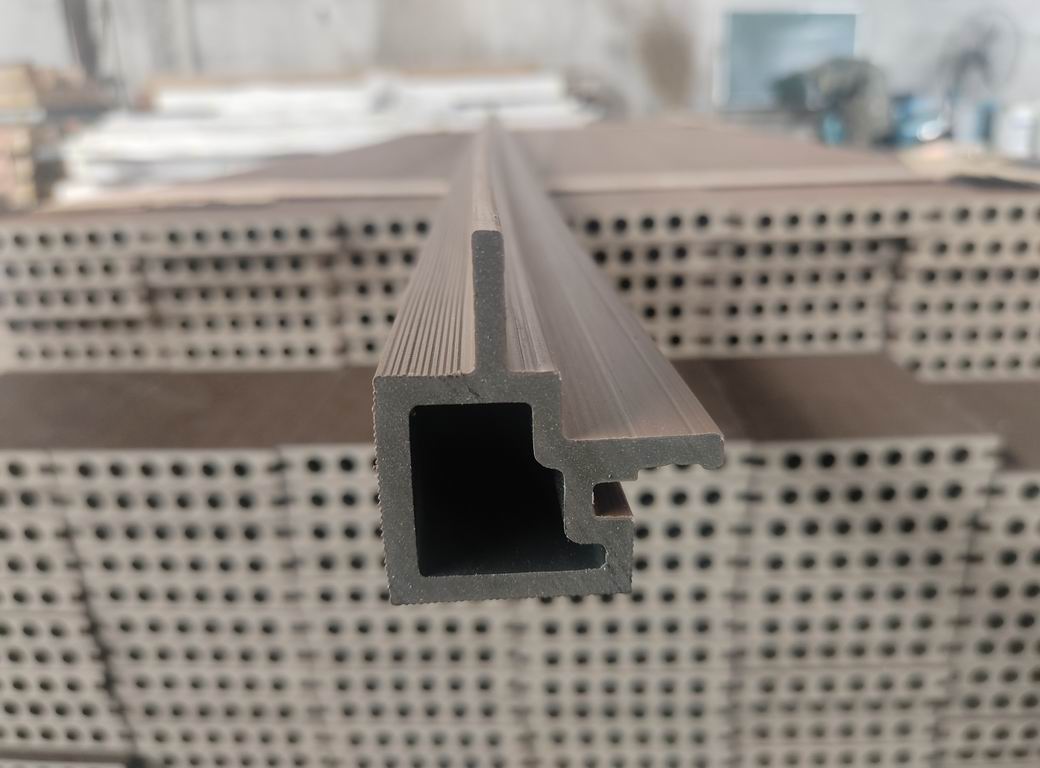 Angolo esterno M/F per rivestimento murale composito in WPC AIRSHIELD Noce, misure 3000 x 50 x 50 mm, scatola da 2 pezzi