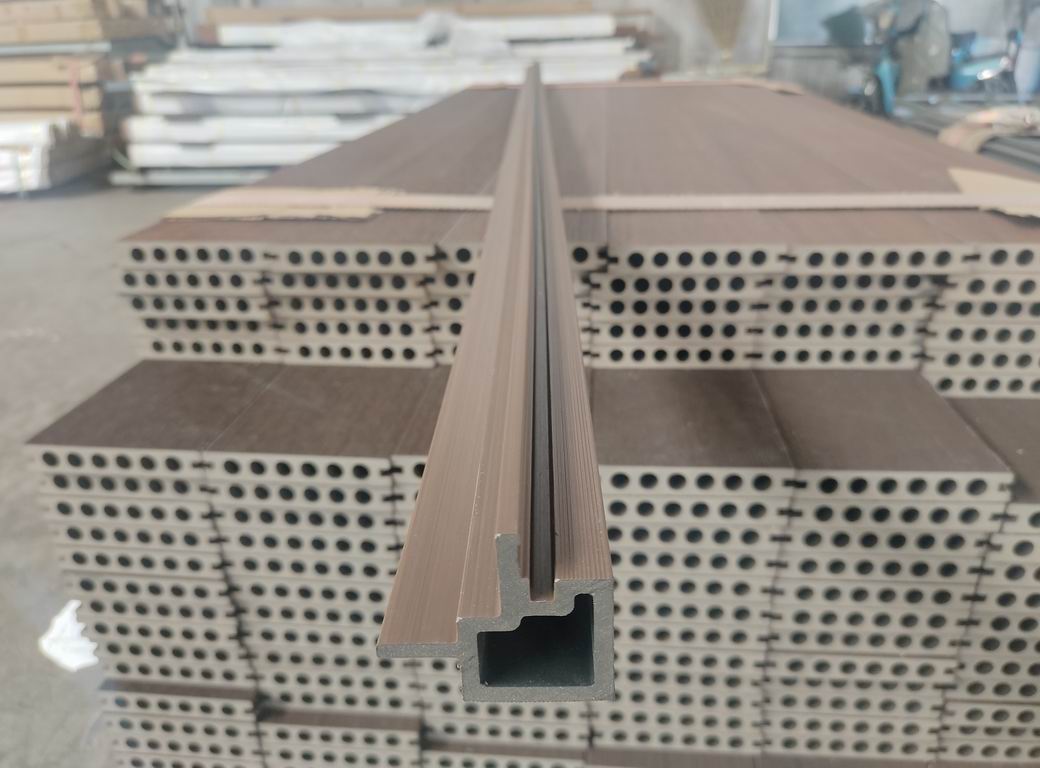 Angolo esterno M/F per rivestimento murale composito in WPC AIRSHIELD Noce, misure 3000 x 50 x 50 mm, scatola da 2 pezzi