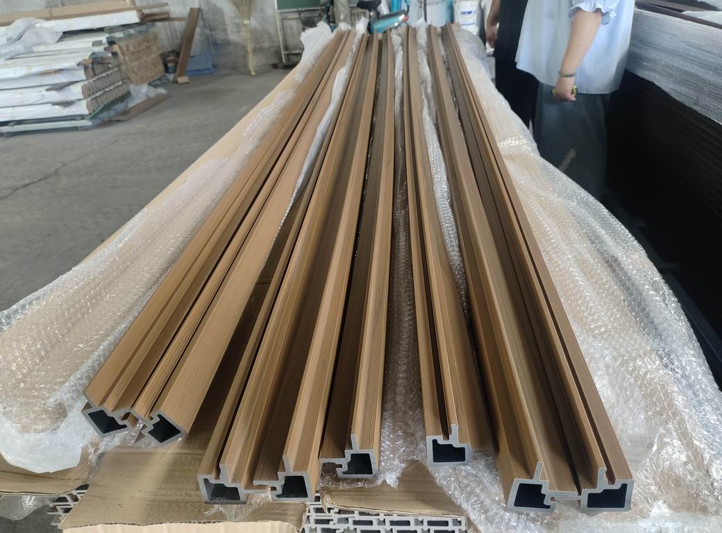 Angolo esterno M/F per rivestimento murale composito in WPC AIRSHIELD Teak, misure 3000 x 50 x 50 mm, scatola da 2 pezzi