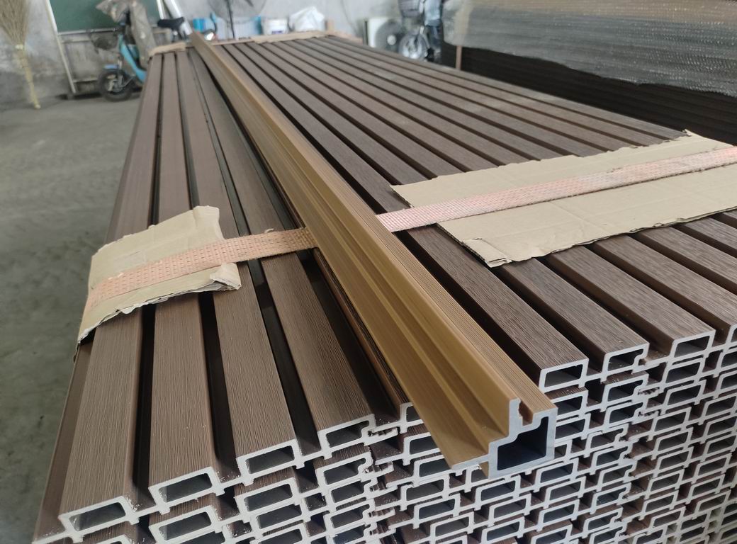 Angolo esterno M/F per rivestimento murale composito in WPC AIRSHIELD Teak, misure 3000 x 50 x 50 mm, scatola da 2 pezzi