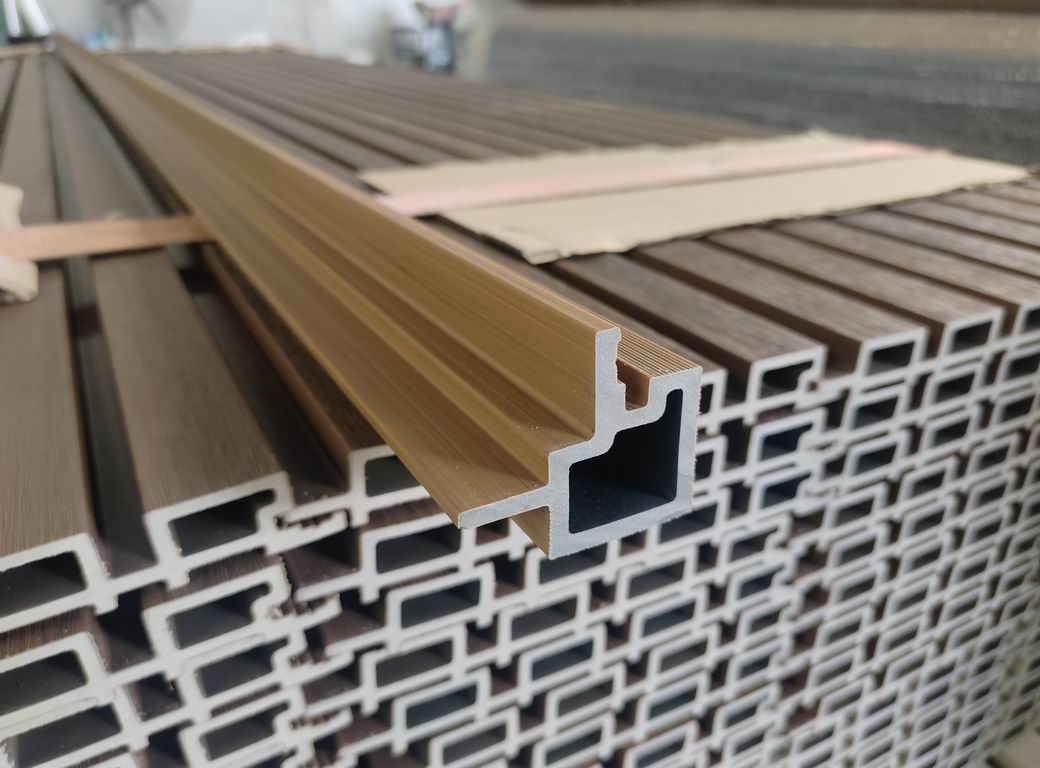 Angolo esterno M/F per rivestimento murale composito in WPC AIRSHIELD Teak, misure 3000 x 50 x 50 mm, scatola da 2 pezzi