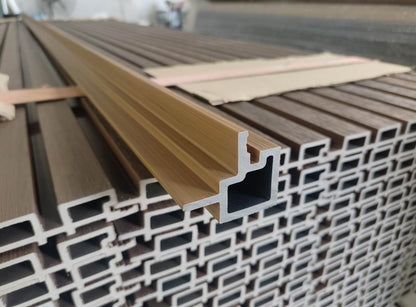 Angolo esterno M/F per rivestimento murale composito in WPC AIRSHIELD Teak, misure 3000 x 50 x 50 mm, scatola da 2 pezzi