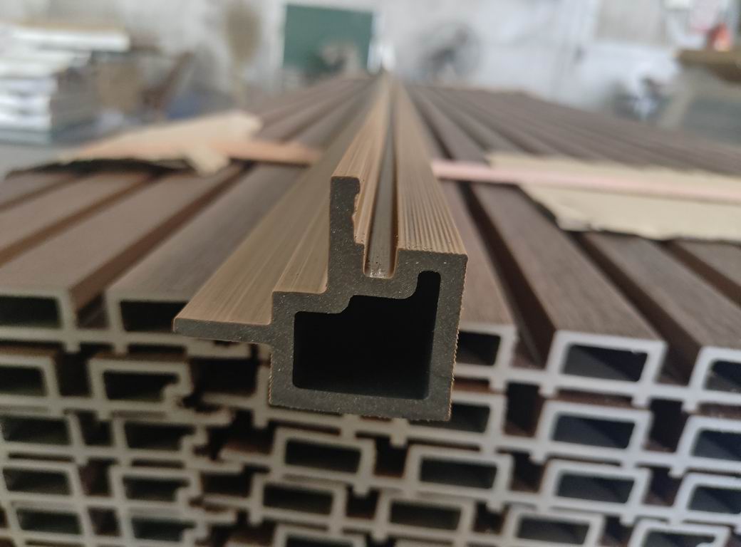 Angolo esterno M/F per rivestimento murale composito in WPC AIRSHIELD Teak, misure 3000 x 50 x 50 mm, scatola da 2 pezzi
