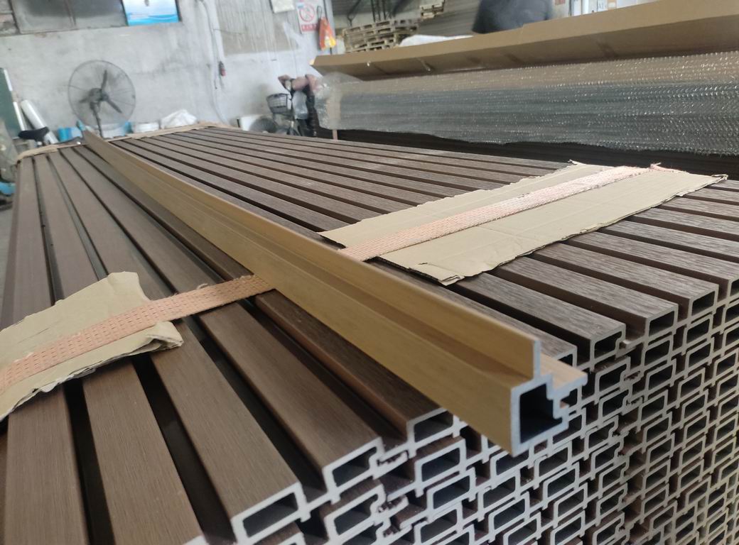 Angolo esterno M/F per rivestimento murale composito in WPC AIRSHIELD Teak, misure 3000 x 50 x 50 mm, scatola da 2 pezzi