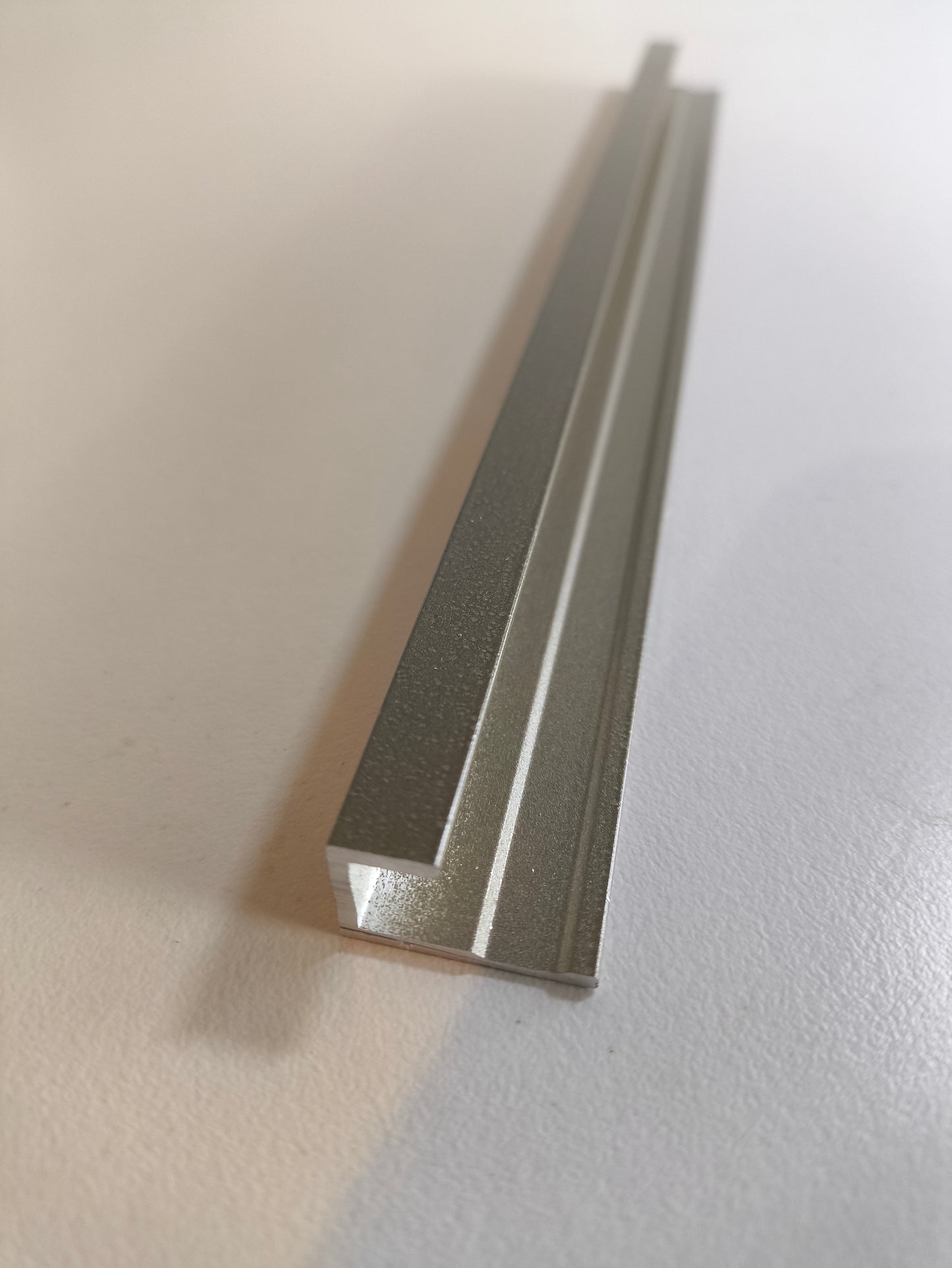 Profilo giunto piano SENZA scuretto in Alluminio per DRYWALL, altezza 3000 mm, color ottone chiaro