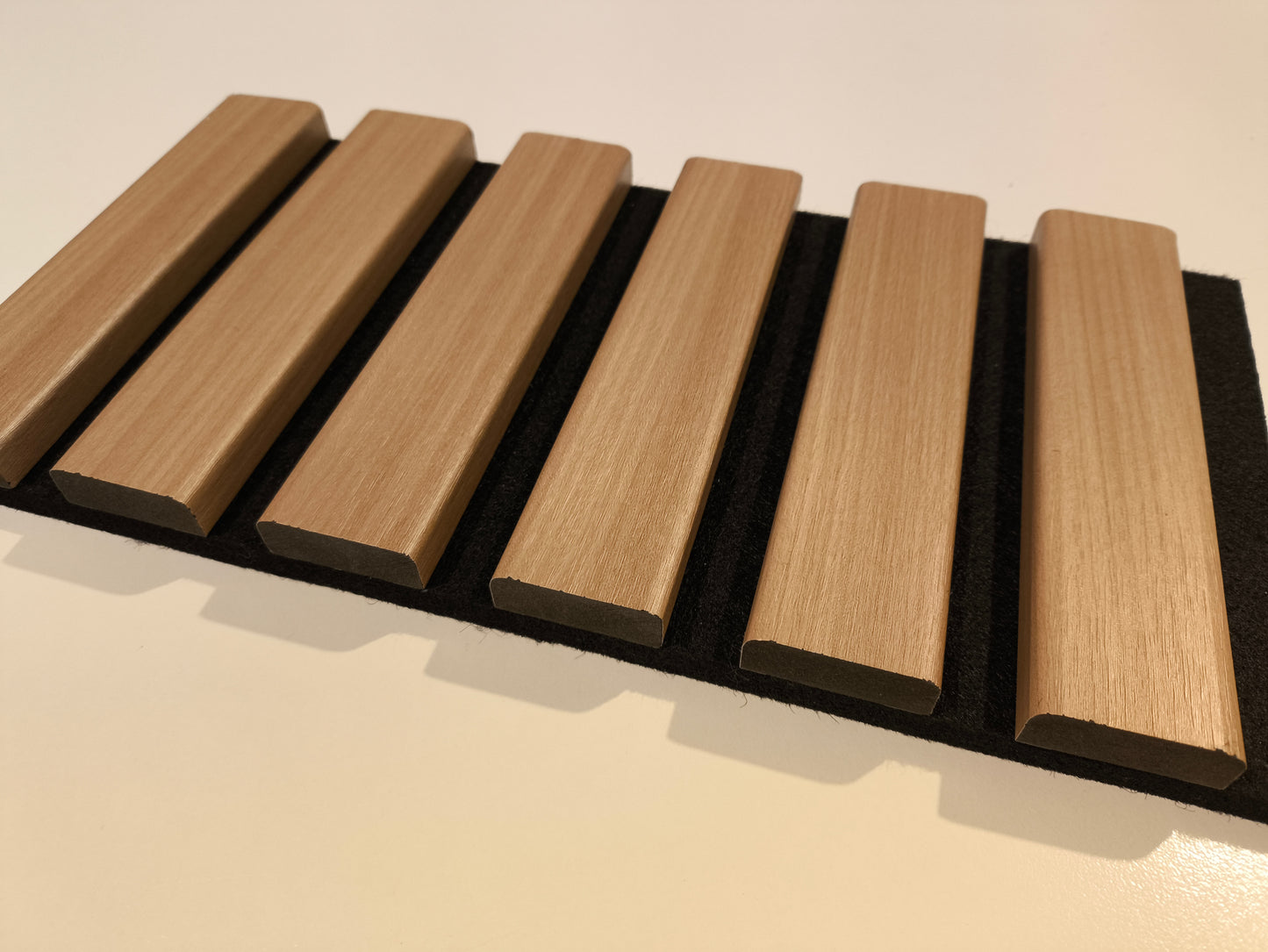 Akushield – Pannello fonoassorbente decorativo in MDF e PET, 2750 x 300, vari colori, 4pz
